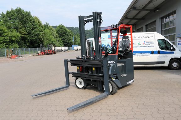 4-Wege Stapler CB mit breitem Vorbaugerät